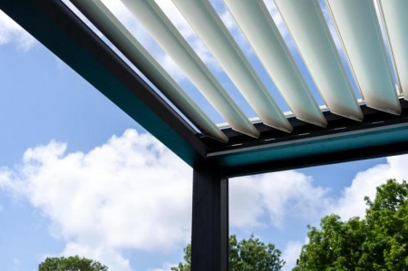 Pergola bioclimatique &agrave; Aytr&eacute;, confort et &eacute;l&eacute;gance toute l'ann&eacute;e